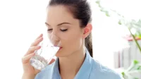 7 Kebiasaan Sehat yang Bisa Kamu Mulai dari hal terkecil dengan wajib minum air putih setiap bangun tidur