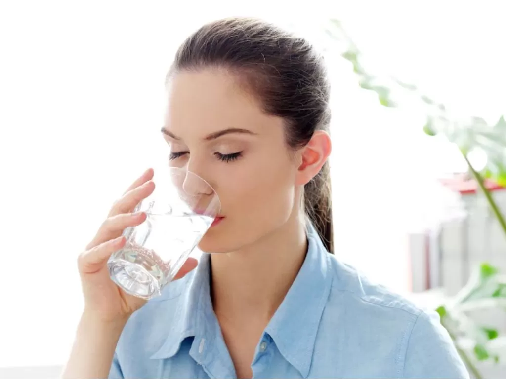 7 Kebiasaan Sehat yang Bisa Kamu Mulai dari hal terkecil dengan wajib minum air putih setiap bangun tidur