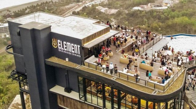 Menikmati kuliner di tempat dengan pemandangan tebing yang estetik memberikan pengalaman yang berbeda dan menyenangkan