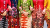 Pelestarian kebaya dan batik bukan hanya tentang mempertahankan tradisi, tetapi juga tentang menjaga identitas dan kebanggaan nasional