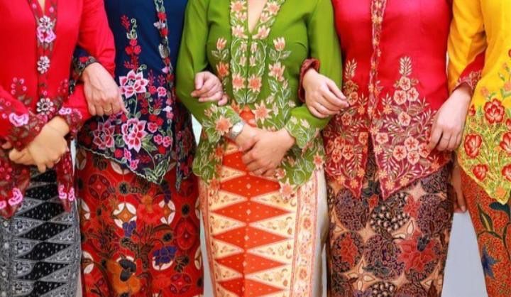 Pelestarian kebaya dan batik bukan hanya tentang mempertahankan tradisi, tetapi juga tentang menjaga identitas dan kebanggaan nasional
