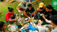 Strategi Komunitas Atasi Sampah di Era Digital dengan cara mengolah di daur ulang untuk jadi bahan yang lebih berguna