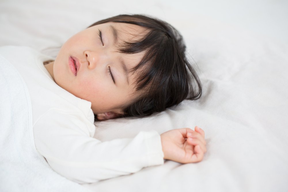 Tidur siang memiliki peran penting dalam mendukung pertumbuhan fisik, perkembangan kognitif, dan kesejahteraan emosional anak
