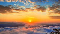 Dengan memilih tempat terbaik untuk menyambut fajar, kamu tidak hanya mengagumi alam, tetapi juga menyerap energi baru yang memurnikan pikiran dan perasaan.