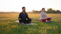 Dengan mempraktikkan meditasi harian sederhana, Anda bisa menjernihkan pikiran, menyegarkan jiwa, dan menemukan ketenangan sejati di tengah padatnya kehidupan.