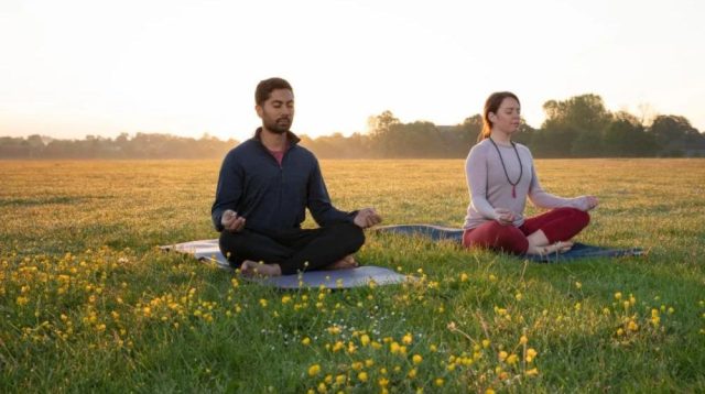 Dengan mempraktikkan meditasi harian sederhana, Anda bisa menjernihkan pikiran, menyegarkan jiwa, dan menemukan ketenangan sejati di tengah padatnya kehidupan.