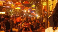 Maka saat merencanakan liburan berikutnya, jangan hanya pikirkan hotel atau destinasi, tapi juga di mana kamu akan makan malam di pinggir jalan.