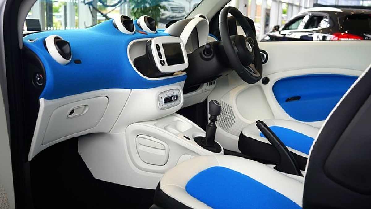Melakukan modifikasi interior mobil untuk gaya dan kenyamanan bukan lagi tren eksklusif para kolektor atau pecinta otomotif fanatik.
