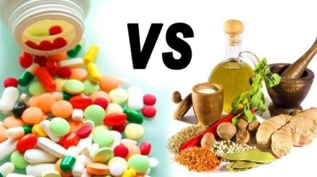 Membandingkan obat herbal dan obat kimia memang seperti membandingkan dua pendekatan berbeda dalam dunia medis