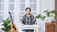 Membangun gaya hidup anti-stres tidak berarti kamu harus meninggalkan pekerjaan atau berpindah ke pedesaan.