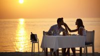 Sunset trip romantis adalah pilihan tepat untuk merayakan anniversary. Dengan suasana magis saat matahari tenggelam, pasangan bisa meresapi kembali makna hubungan mereka.
