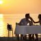 Sunset trip romantis adalah pilihan tepat untuk merayakan anniversary. Dengan suasana magis saat matahari tenggelam, pasangan bisa meresapi kembali makna hubungan mereka.