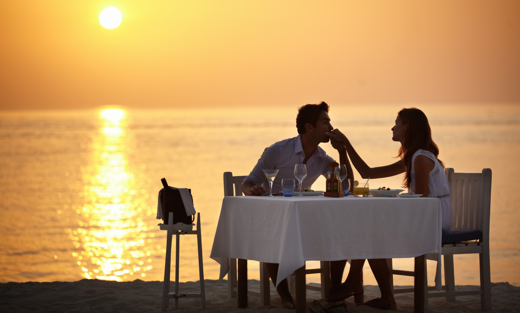 Sunset trip romantis adalah pilihan tepat untuk merayakan anniversary. Dengan suasana magis saat matahari tenggelam, pasangan bisa meresapi kembali makna hubungan mereka.