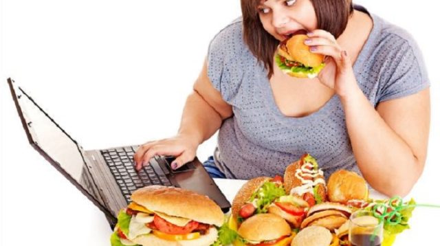 Makanan cepat saji, minuman bersoda, gula berlebih, dan makanan olahan adalah pemicu utama yang perlu diwaspadai.