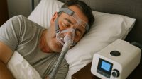 Sleep apnea masih sering dianggap tidak berbahaya karena berkaitan dengan tidur. Namun, kenyataannya, kondisi ini dapat menyebabkan kematian mendadak akibat gangguan jantung. Karena itu, edukasi masyarakat menjadi sangat penting. Sleep apnea masih sering dianggap tidak berbahaya karena berkaitan dengan tidur. Namun, kenyataannya, kondisi ini dapat menyebabkan kematian mendadak akibat gangguan jantung. Karena itu, edukasi masyarakat menjadi sangat penting.